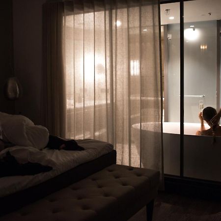 Lapland Hotels Bulevardi Helsinki Exterior photo A woman in a hotel room